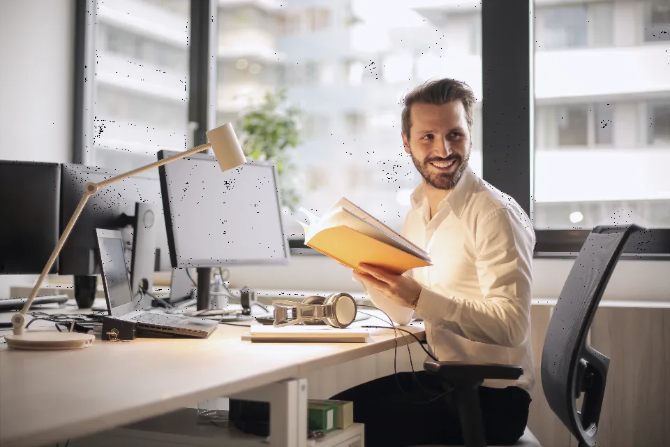 Responsable consultant un dossier à son poste de travail.