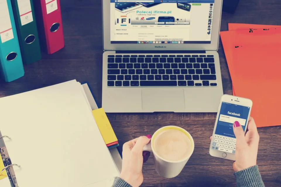 Poste administratif : ordinateur portable, classeurs et tableaux de suivi.
