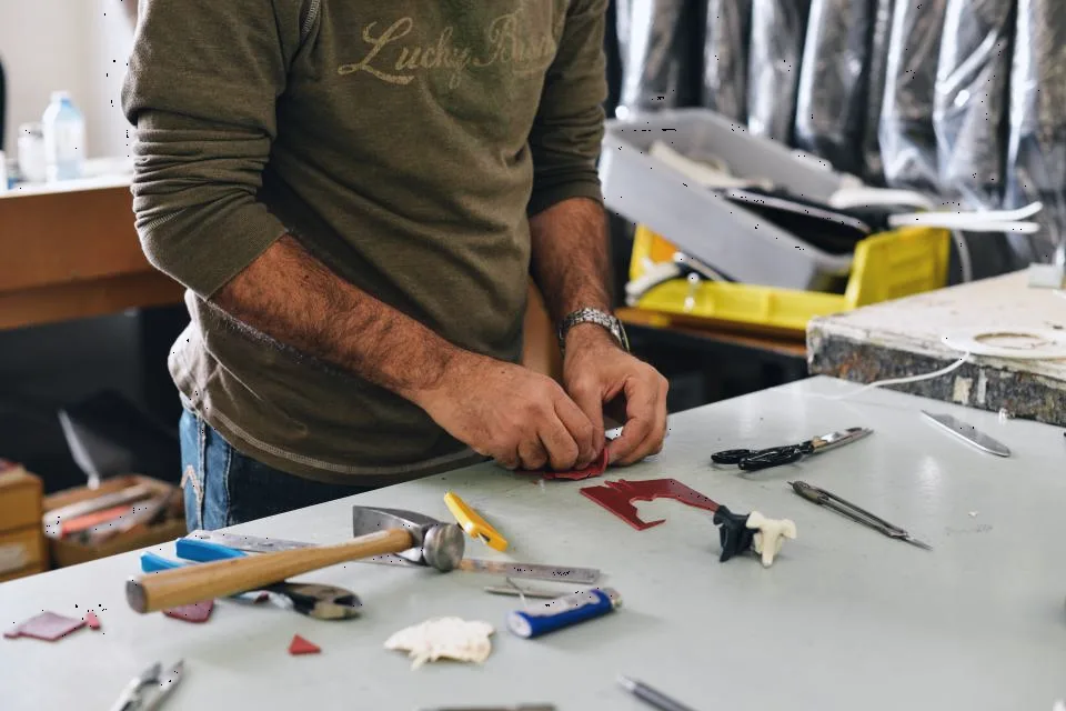 Technicien à son établi, outils disposés devant lui.