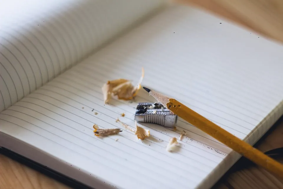 Carnet de notes ouvert, prêt à servir.
