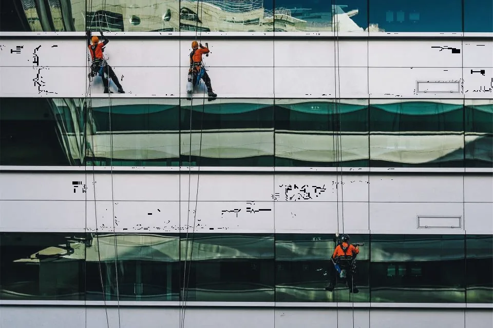 Intervention d’entretien sur une façade vitrée.